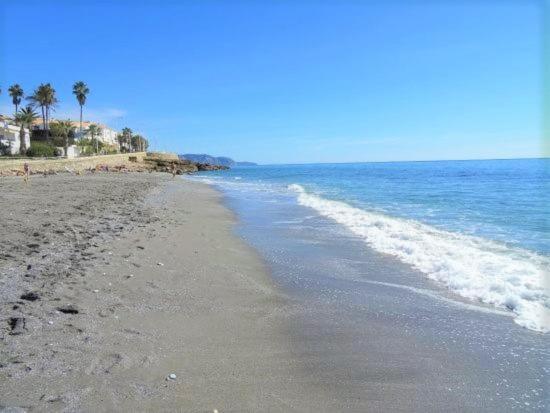 1 Bedroom Beachfront Apartment At Torecilla Beach ネルハ エクステリア 写真